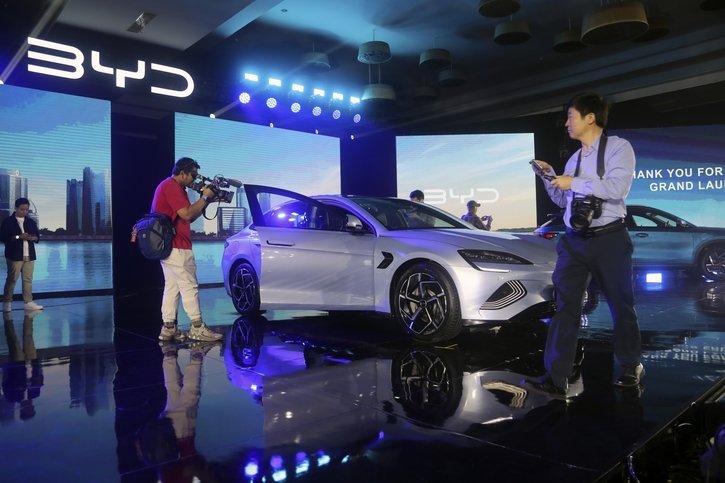 Automobile: 
Les Chinois se profilent dans un marché de la voiture électrique grippé