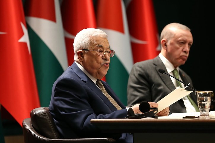 Le président de l'Autorité palestienienne Mahmoud Abbas (à gauche, ici aux côtés du président turc Recep Tayyip Erdogan) a approuvé un nouveau gouvernement. © KEYSTONE/EPA/NECATI SAVAS