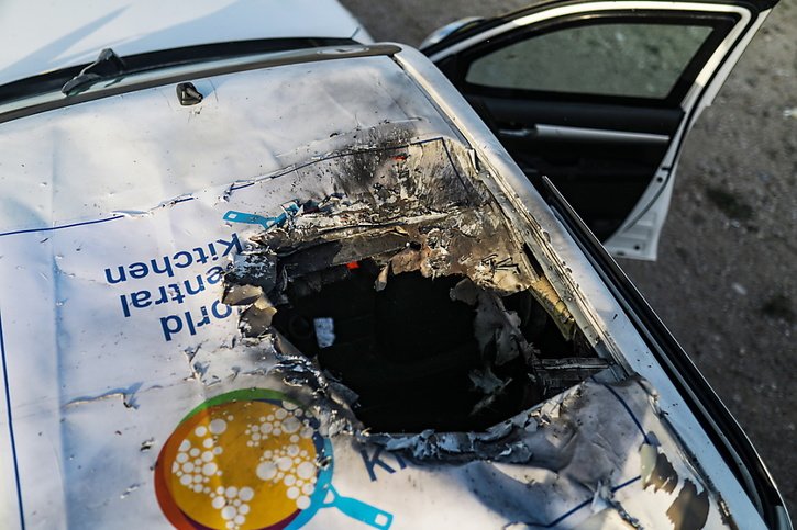 La carcasse détruite du véhicule de la World Central Kitchen présente un trou béant sur le toit, juste à côté du logo de l'ONG. © KEYSTONE/EPA/MOHAMMED SABER