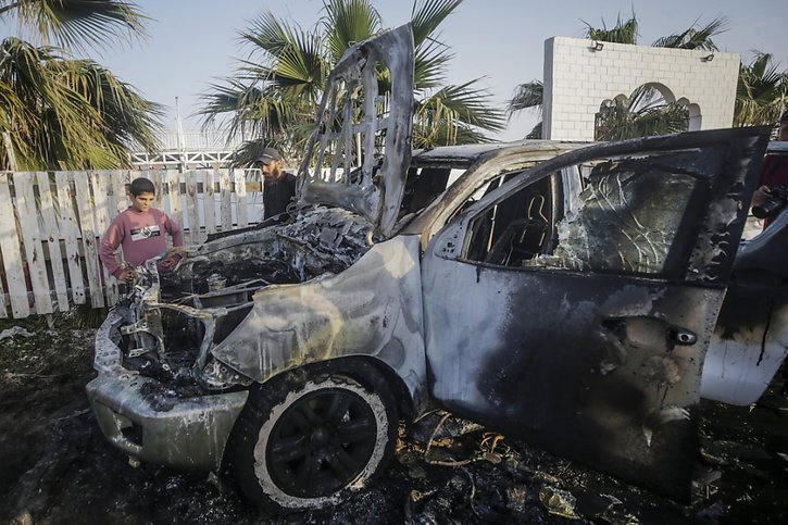 Les sept collaborateurs de l'ONG World Central Kitchen se trouvaient dans cette voiture lorsqu'ils ont été tués par une frappe israélienne à Gaza. © KEYSTONE/EPA/MOHAMMED SABER