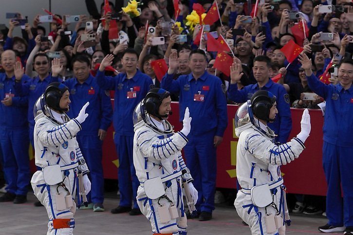 Les trois astronautes chinois vont notamment essayer de créer un aquarium à bord et d'y élever des poissons en microgravité. © KEYSTONE/AP/Andy Wong