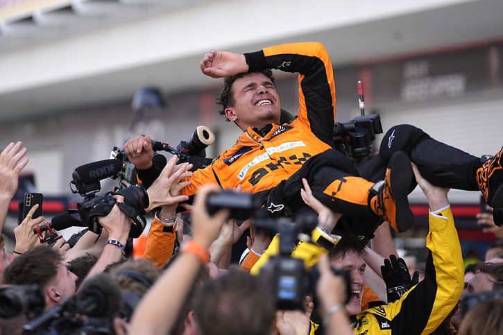 Lando Norris porté en triomphe par les membres de l'écurie McLaren. © KEYSTONE/AP/Rebecca Blackwell