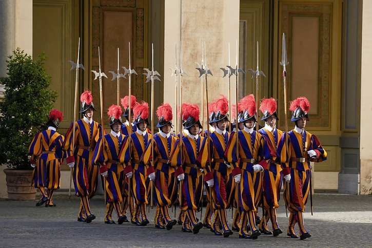 Trente-quatre nouveaux gardes pontificaux doivent prêter serment lundi en fin de journée au Vatican. © KEYSTONE/AP/Andrew Medichini