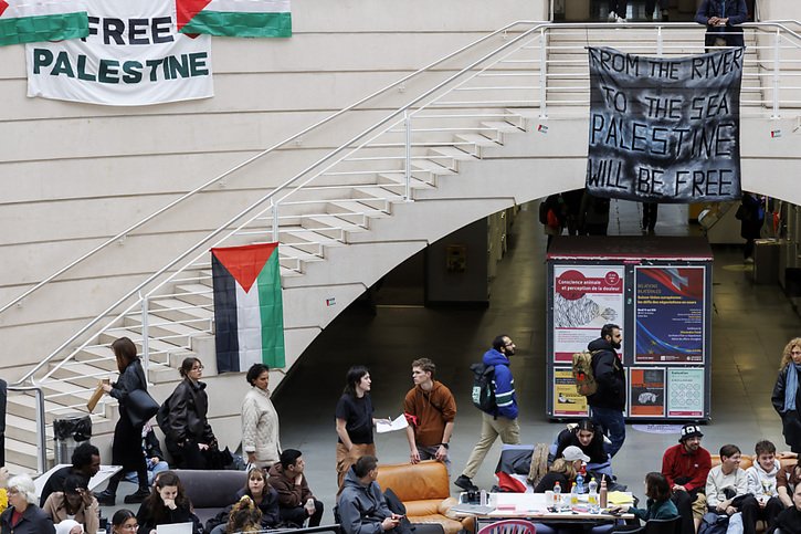 Une bonne centaine d'étudiants occupent le hall du bâtiment UniMail, à Genève, et demandent à l'Université de Genève de prendre position sur le conflit à Gaza. © KEYSTONE/SALVATORE DI NOLFI