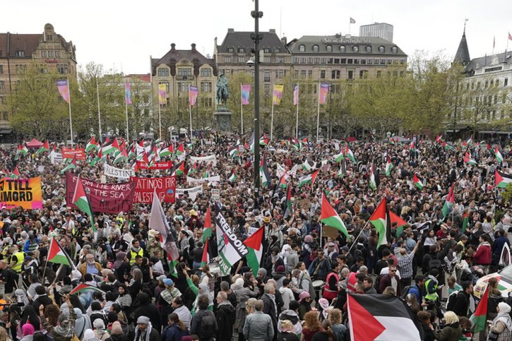 Partis de la grande place de Malmö, les manifestants, plus de 10'000 selon la police, ont défilé dans la grande artère piétonne de la ville, brandissant des drapeaux palestiniens. © Keystone/AP/MARTIN MEISSNER