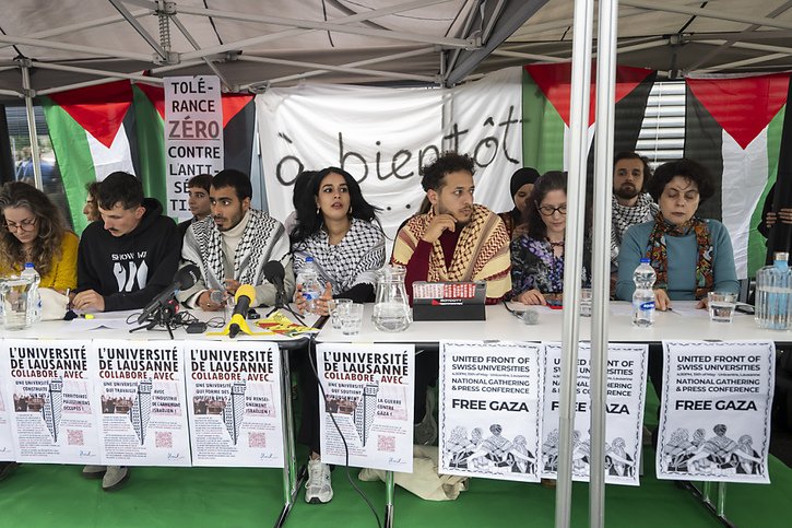 Des étudiants et militants pro-palestiniens ont tiré un  bilan de leur mobilisation mercredi à l'Université de Lausanne. © KEYSTONE/MARTIAL TREZZINI