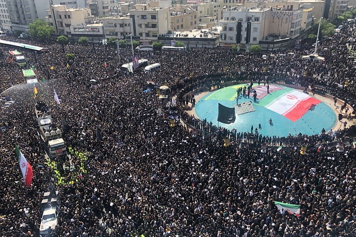 La foule est immense, mais aucune estimation indépendante n'est disponible. © KEYSTONE/EPA/ABEDIN TAHERKENAREH