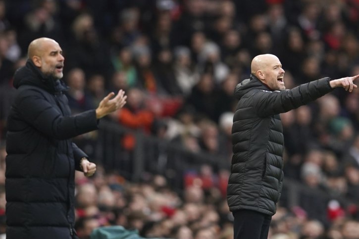 Une défaite face aux Skyblues de Pep Guardiola (à gauche) et Erik Ten Hag pourrait bien perdre son poste d'entraîneur de Manchester United. © KEYSTONE/AP/DAVE THOMPSON