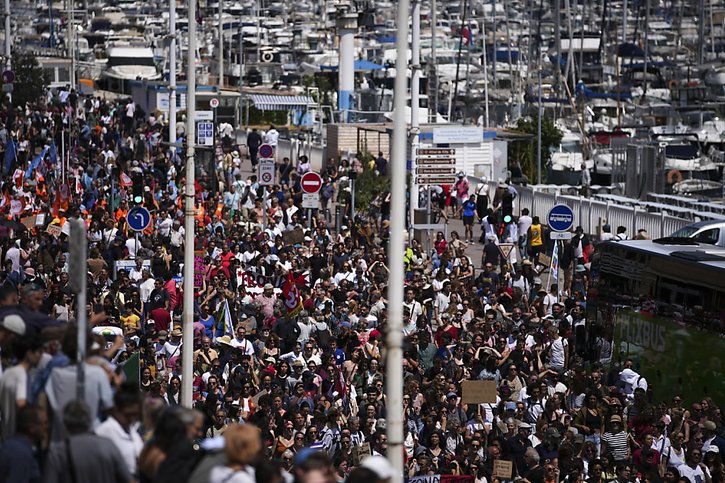Comme ici à Marseille, ils étaient entre 250'000, selon les autorités, et 640'000, selon la CGT, à défiler dans près de 200 villes de France. © KEYSTONE/AP/Daniel Cole