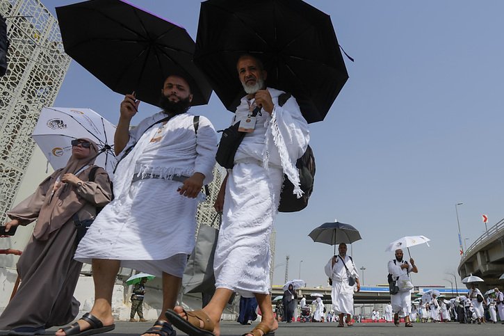 Les pèlerins doivent marcher sous un soleil de plomb. © KEYSTONE/AP/Rafiq Maqbool