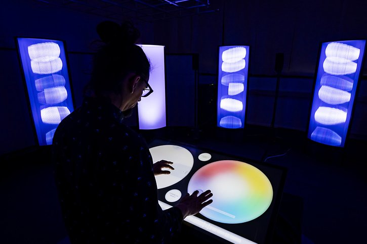 Cédric Duchêne, chef de ce projet, présente "Praeludium", une installation immersive de l'EPFL+ECAL Lab pour reconnecter avec les émotions de la musique classique. © Keystone/JEAN-CHRISTOPHE BOTT