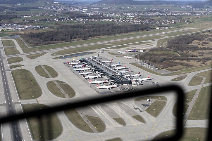 Les avions sont cloués au sol à l'aéroport de Zurich. Seuls des atterrissages sont possibles, mais ils sont réduits de moitié (archives). © KEYSTONE/GAETAN BALLY