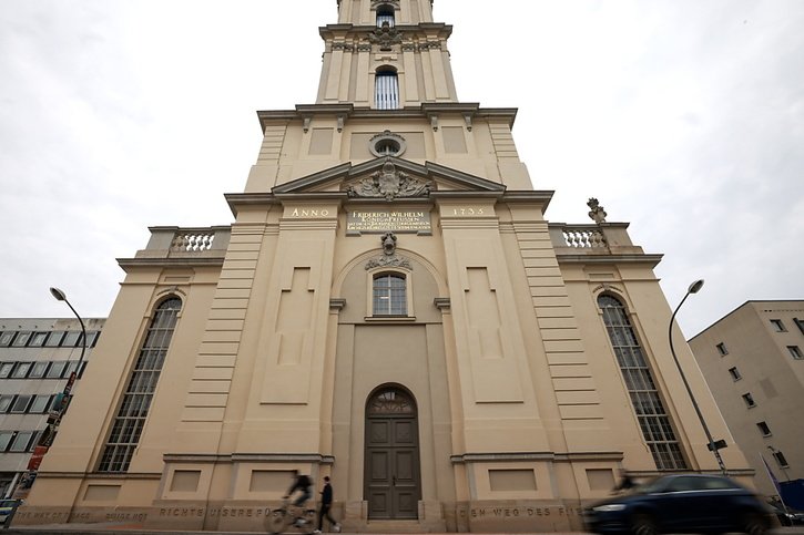 Le président allemand a reconnu que l'église de la Garnison rénovée à Potsdam rappelait "des épisodes douloureux et funestes" du passé allemand. © KEYSTONE/EPA/CLEMENS BILAN