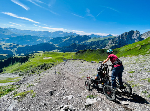 Loisirs inclusifs: Tester le cimgo sur les pentes de la Videmanette à Rougemont